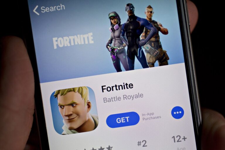 Epic yêu cầu tòa án can thiệp vụ Apple chặn Fortnite