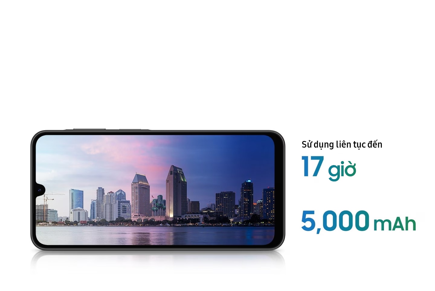 Điện thoại Samsung Galaxy A26 5G hiển thị quang cảnh thành phố bên dòng sông, với nửa bên trái là ban ngày và nửa bên phải là ban đêm. Gần đó là dòng chữ "Xem liên tục đến 17 giờ" và "5.000 mAh".